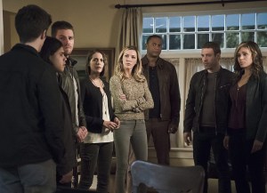 Arrow -- "Legends of Yesterday" -- Image AR408A_0302b.jpg -- Pictured (L-R): Grant Gustin as Barry Allen, Carlos Valdes as Cisco Ramon, Stephen Amell as Oliver Queen, Willa Holland as Thea Queen, Katie Cassidy as Laurel Lance, David Ramsey as John Diggle, Falk Hentschel as Carter Hall and Ciara Renee as Kendra Saunders -- Photo: Katie Yu/ The CW -- ÃÂ© 2015 The CW Network, LLC. All Rights Reserved