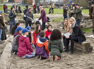 Arrow -- "Dark Waters" -- Image AR409A_0149b.jpg -- Pictured (L-R): Katie Cassidy as Laurel Lance and Emily Bett Rickards as Felicity Smoak -- Photo: Diyah Pera/ The CW -- ÃÂ© 2015 The CW Network, LLC. All Rights Reserved.