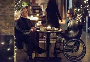 Arrow -- "Sins of the Father" -- Image AR413A_0187b.jpg -- Pictured (L-R): Tom Amandes as Noah Kuttler / The Calculator and Emily Bett Rickards as Felicity Smoak -- Photo: Dean Buscher/ The CW -- é 2016 The CW Network, LLC. All Rights Reserved.
