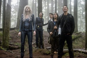 The Flash -- "Escape From Earth-2" -- Image FLA214b_0224b -- Pictured (L-R): Danielle Panabaker as Killer Frost, Candice Patton as Earth 2 Iris West, Grant Gustin as Earth 2 Barry Allen, Carlos Valdes as Cisco Ramon, and Tom Cavanagh as Harrison Wells -- Photo: Bettina Strauss/The CW -- ÃÂ© 2016 The CW Network, LLC. All rights reserved.