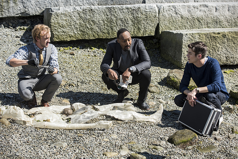 The Flash -- "Paradox" -- Image: FLA302a_0015b.jpg -- Pictured (L-R): Tom Felton as Julian Albert, Jesse L. Martin as Detective Joe West and Grant Gustin as Barry Allen -- Photo: Dean Buscher/The CW -- ÃÂ© 2016 The CW Network, LLC. All rights reserved