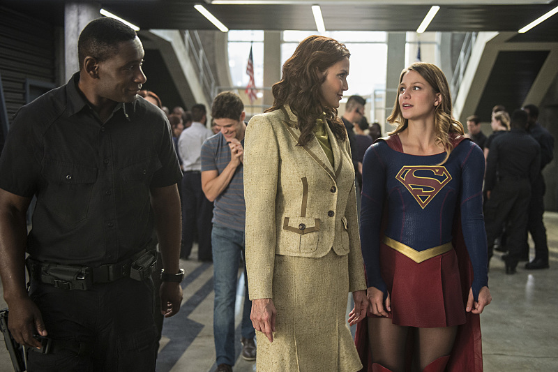 Supergirl -- "Welcome to Earth" -- Image SPG203c_0301 -- Pictured (L-R): David Harewood as Hank Henshaw, Lynda Carter as President Olivia Marsdin, Melissa Benoist as Kara/Supergirl, -- Photo: Diyah Pera/The CW -- ÃÂ© 2016 The CW Network, LLC. All Rights Reserved