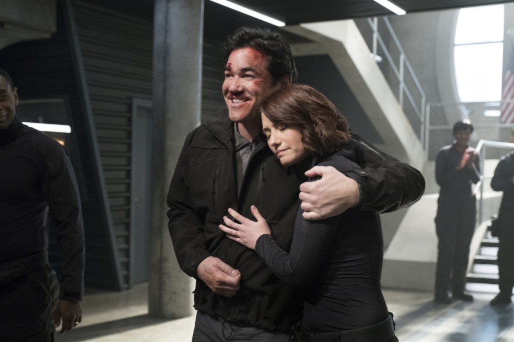 Supergirl -- "Homecoming" -- SPG214b_0062.jpg -- Pictured (L-R): Dean Cain as Jeremiah Danvers and Chyler Leigh as Alex Danvers -- Photo: Cate Cameron/The CW -- ÃÂ© 2017 The CW Network, LLC. All Rights Reserved