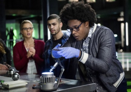 Arrow -- "Fighting Fire With Fire" -- Image AR515a_0297b.jpg -- Pictured (L-R): Emily Bett Rickards as Felicity Smoak, Rick Gonzalez as Rene Ramirez, and Echo Kellum as Curtis Holt -- Photo: Diyah Pera/The CW -- é 2017 The CW Network, LLC. All Rights Reserved.